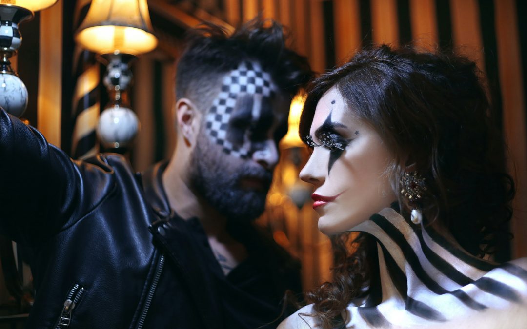 How Introverted Couples Can Choose Halloween Costumes Without the Stress